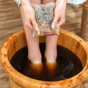 How to make a vinegar foot soak: Tips, benefits, and risks